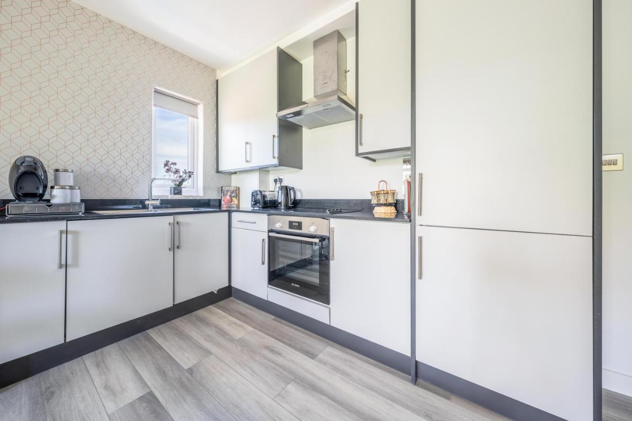 Ash View Place 4 -Heathrow - Thorpe Park - Free Parking Staines-upon-Thames ภายนอก รูปภาพ