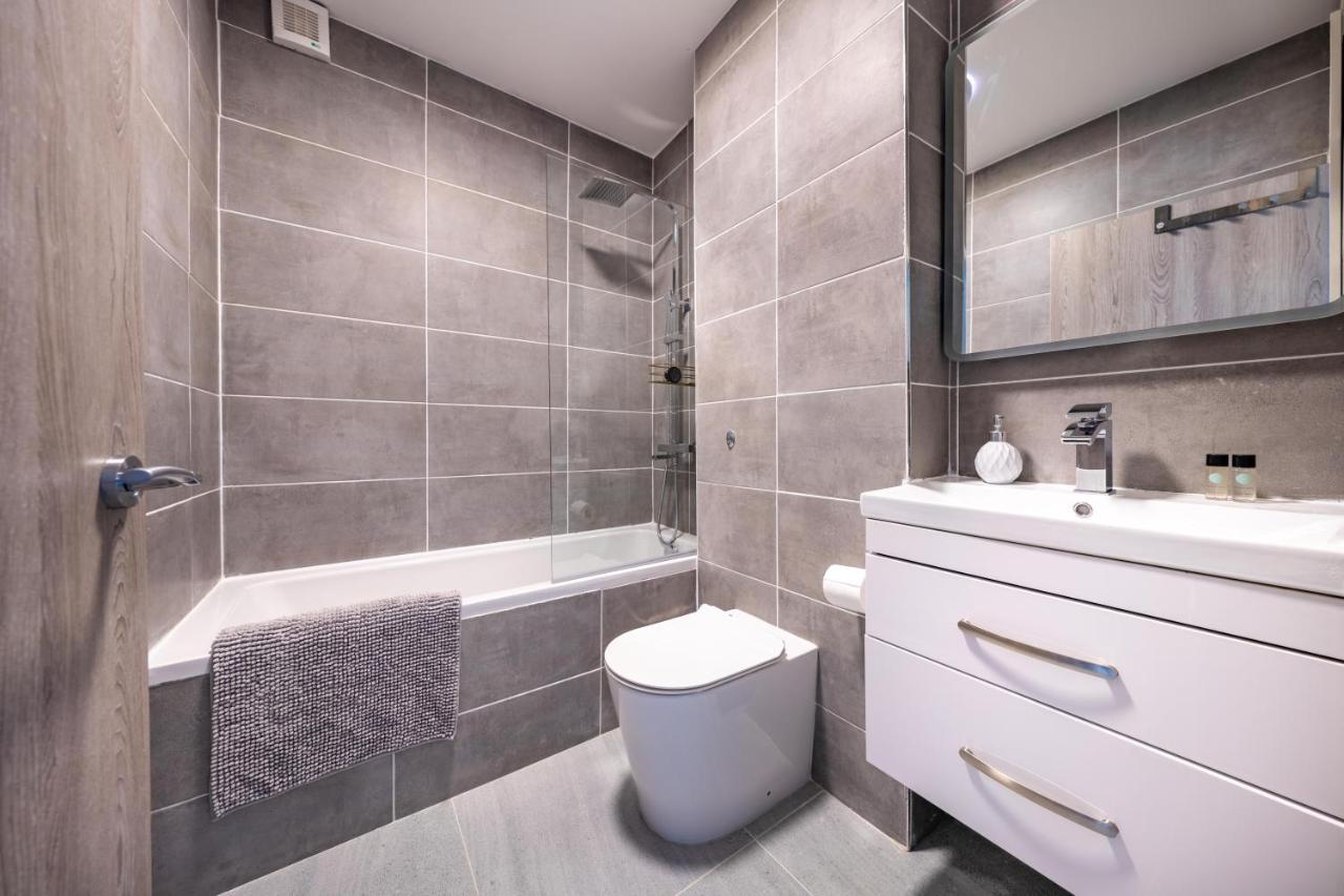 Ash View Place 4 -Heathrow - Thorpe Park - Free Parking Staines-upon-Thames ภายนอก รูปภาพ