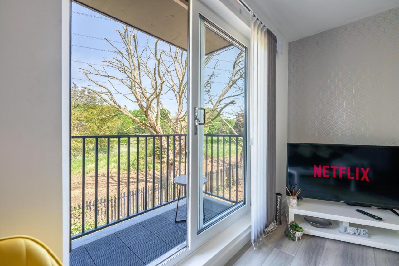 Ash View Place 4 -Heathrow - Thorpe Park - Free Parking Staines-upon-Thames ภายนอก รูปภาพ