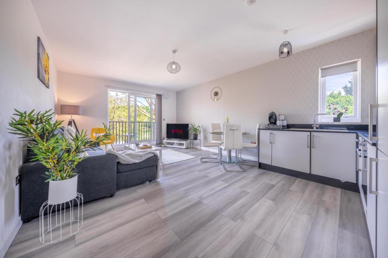 Ash View Place 4 -Heathrow - Thorpe Park - Free Parking Staines-upon-Thames ภายนอก รูปภาพ