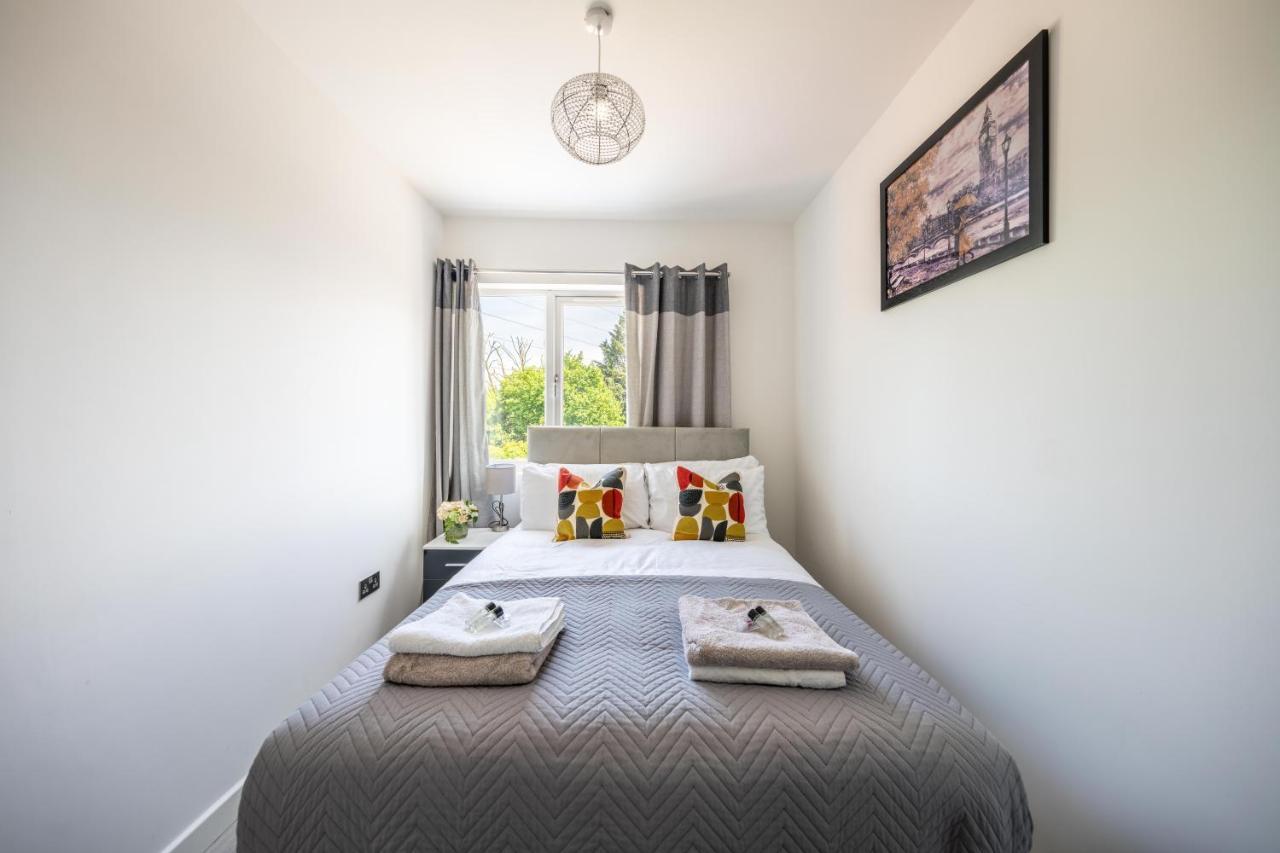 Ash View Place 4 -Heathrow - Thorpe Park - Free Parking Staines-upon-Thames ภายนอก รูปภาพ