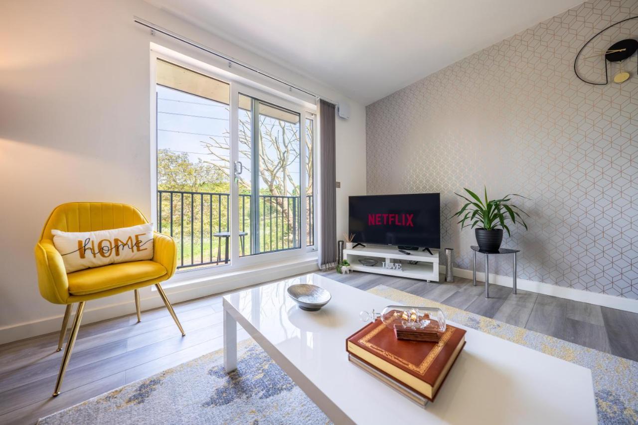 Ash View Place 4 -Heathrow - Thorpe Park - Free Parking Staines-upon-Thames ภายนอก รูปภาพ