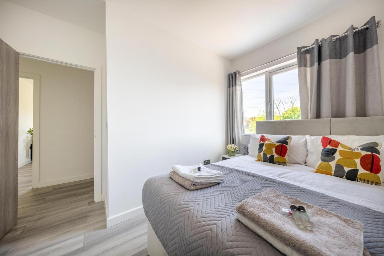 Ash View Place 4 -Heathrow - Thorpe Park - Free Parking Staines-upon-Thames ภายนอก รูปภาพ