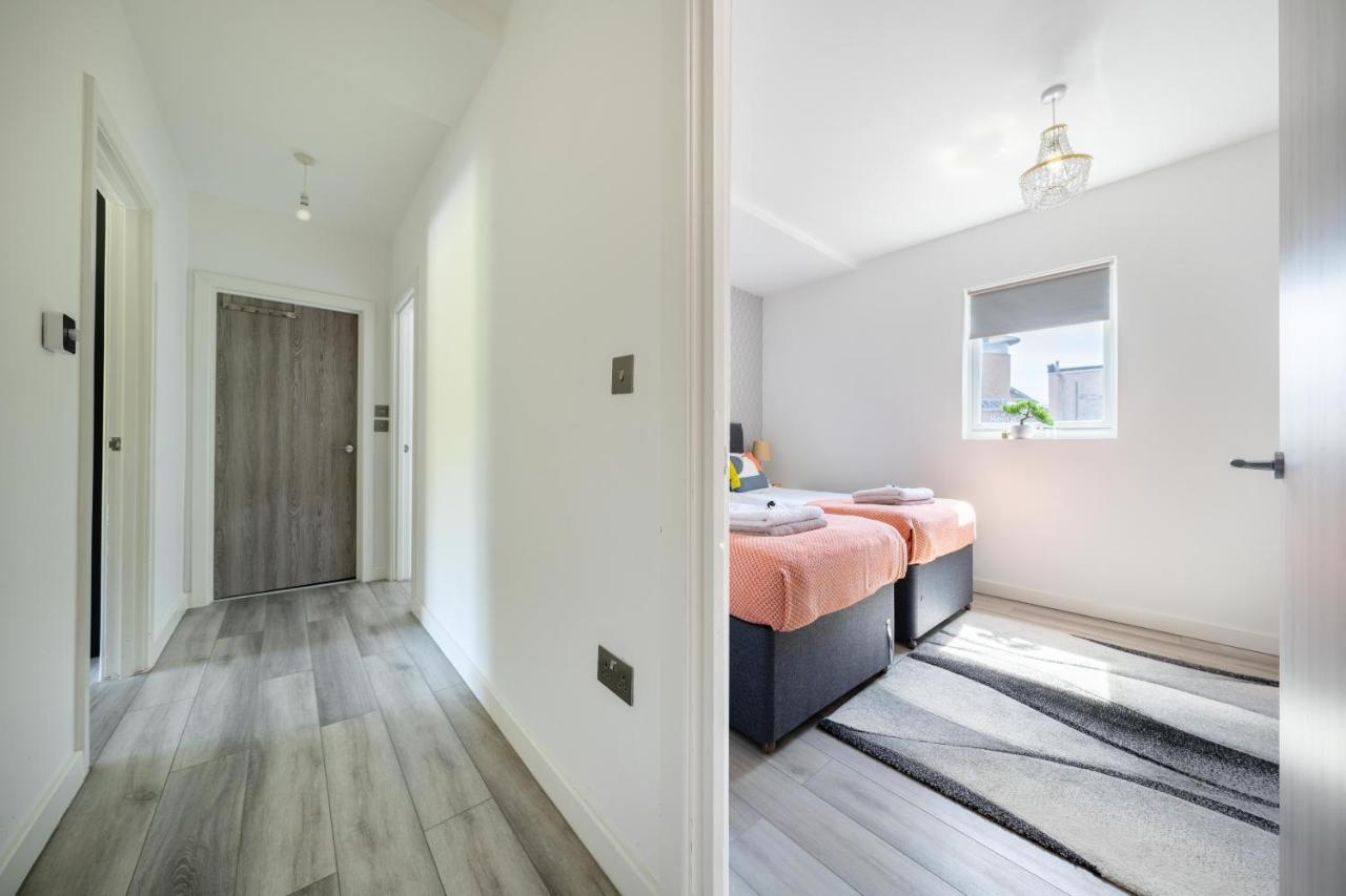 Ash View Place 4 -Heathrow - Thorpe Park - Free Parking Staines-upon-Thames ภายนอก รูปภาพ