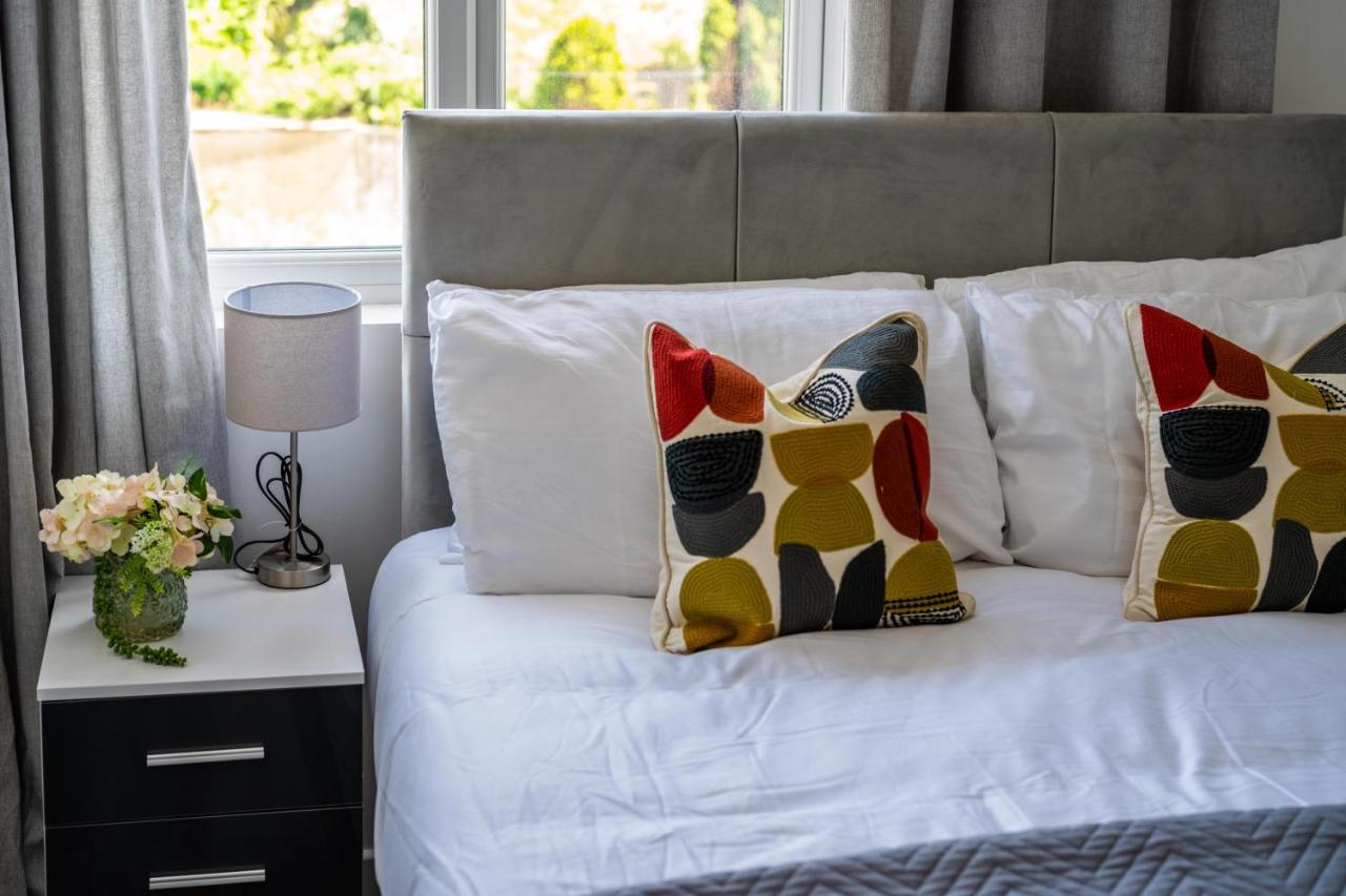 Ash View Place 4 -Heathrow - Thorpe Park - Free Parking Staines-upon-Thames ภายนอก รูปภาพ
