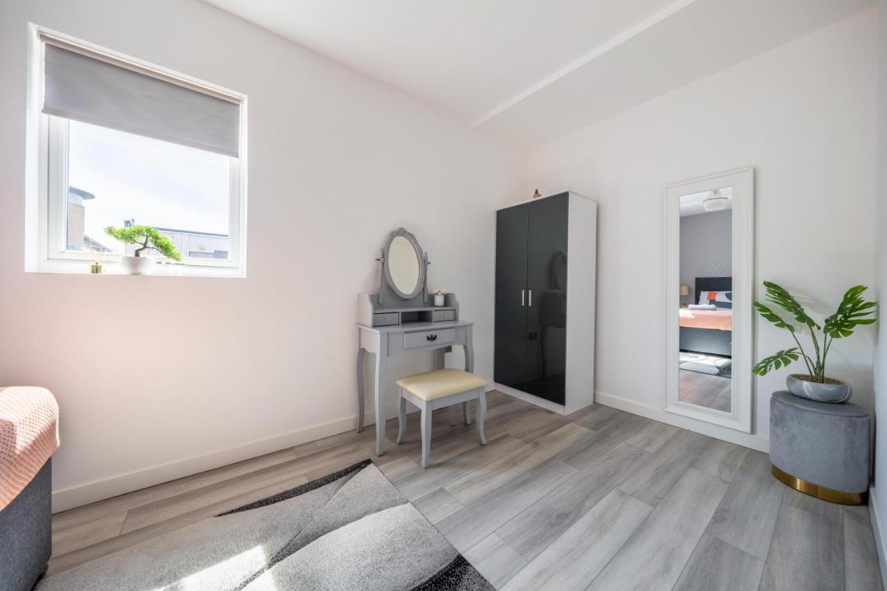 Ash View Place 4 -Heathrow - Thorpe Park - Free Parking Staines-upon-Thames ภายนอก รูปภาพ