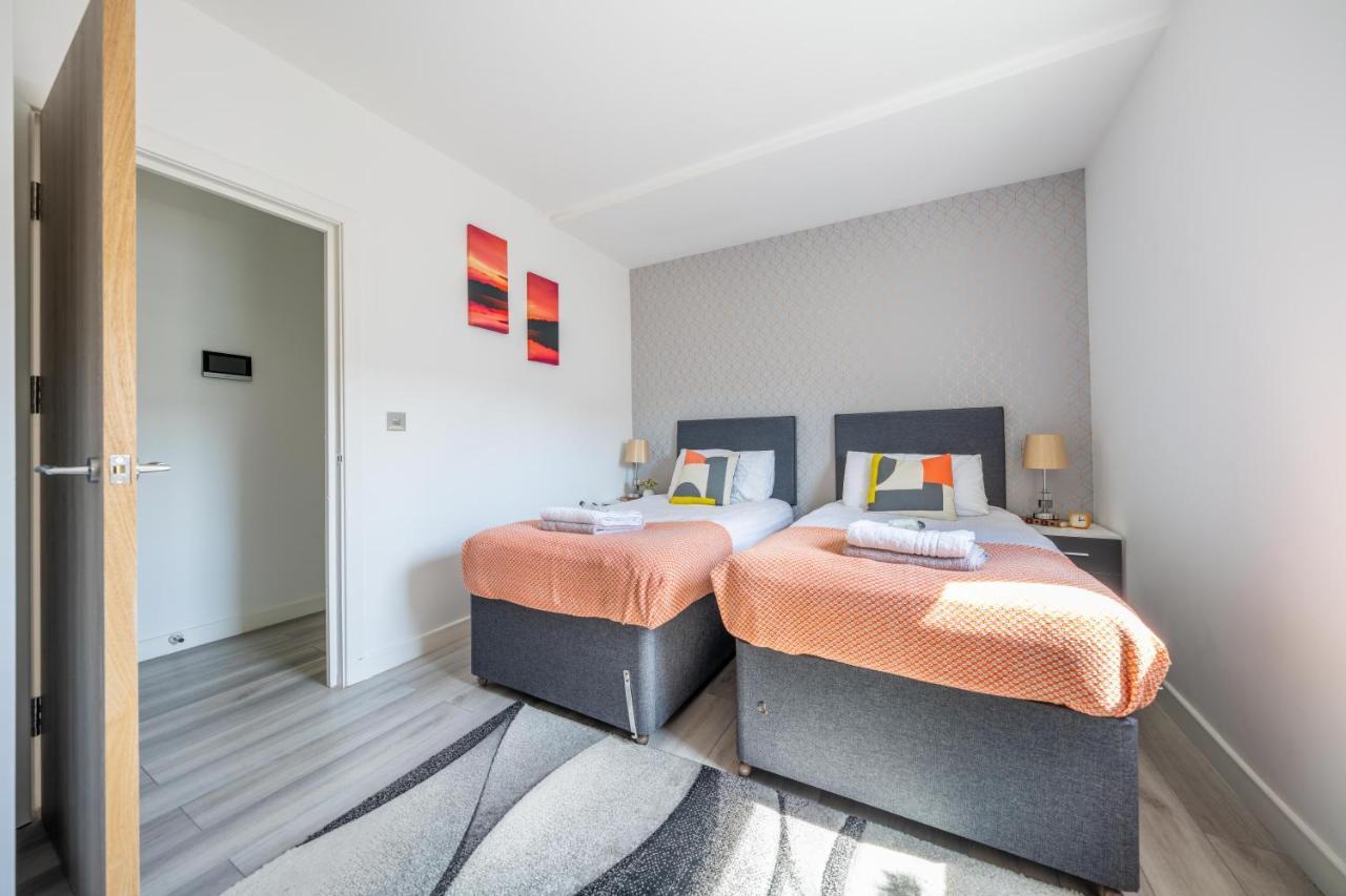 Ash View Place 4 -Heathrow - Thorpe Park - Free Parking Staines-upon-Thames ภายนอก รูปภาพ