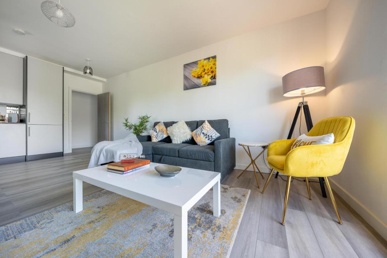 Ash View Place 4 -Heathrow - Thorpe Park - Free Parking Staines-upon-Thames ภายนอก รูปภาพ